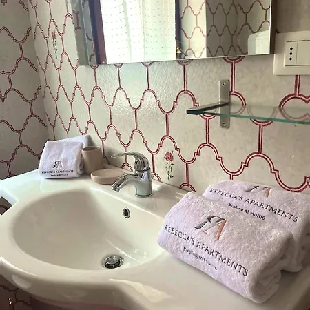 Arts At 5 Terre Coast Apartmán *